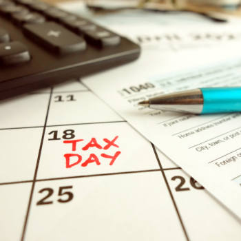 2022 tax day circled on a calendar
